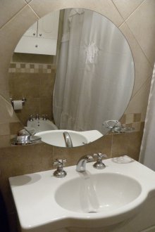 Lavabonun üstündeki banyo aynası