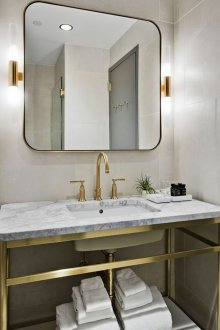 Köşeleri yuvarlatılmış banyo aynası