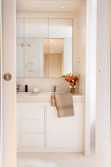 Üç bölümlü banyo aynası