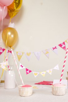 Dekoration eines Kindergeburtstags mit einer Girlande
