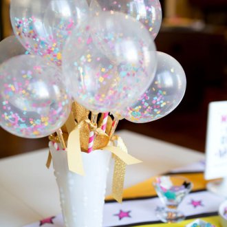 Anordnung für Ballone für den Geburtstag der Kinder