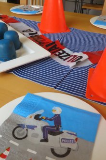 Dekoration eines Kindergeburtstages im Polizeithema