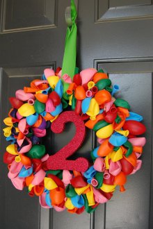 Dekoration des Kindergeburtstags mit einem Kranz von Ballonen.