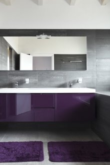 Parlak mobilyalar ile kombine banyo.