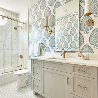Metal bağlantı parçalarına sahip birleşik banyo