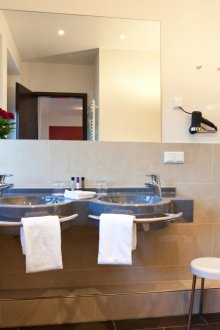 Aynalı kombine banyo