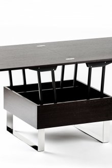 Tabloyu kahveden ahşap ve metalden yapılmış yemek odasına dönüştürme