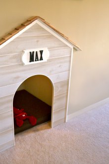 Boîte pour chien sous l'escalier