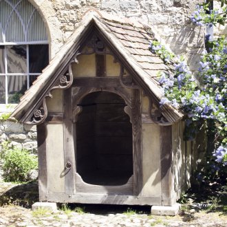 Boîte à chien sculptée