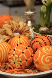 Décoration d'un appartement d'une pièce pour la nouvelle année avec des oranges
