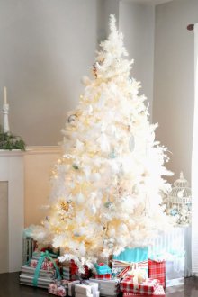Décor d'un appartement d'une pièce pour le nouvel an en blanc