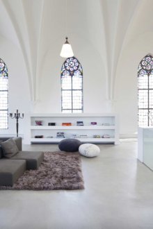 Buntglasbogenfenster in einem modernen Innenraum