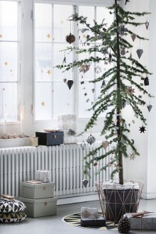 Décoration d'un appartement d'une pièce pour le nouvel an avec du papier