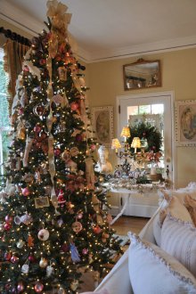 Décor d'un studio avec un sapin de Noël