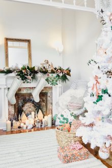 Décor d'un studio avec cheminée pour le nouvel an