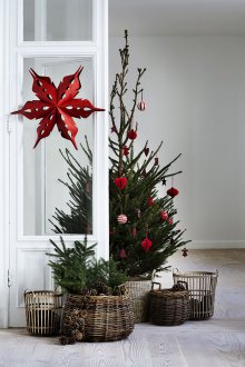 Décor d'un appartement d'une pièce pour le nouvel an dans le style champêtre