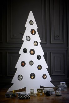 Décoration d'un appartement d'une pièce pour le nouvel an avec du carton