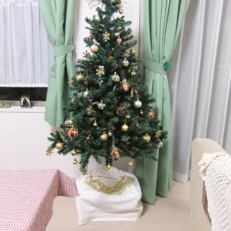 Petit sapin de Noël dans l'appartement