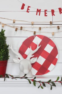 Décoration d'un appartement d'une pièce pour le nouvel an avec un cerf