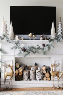 Décoration d'un appartement d'une pièce pour la nouvelle année avec des rondins