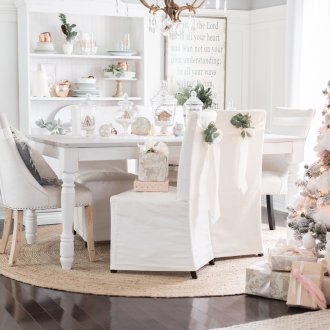 Décoration d'un appartement d'une pièce pour le nouvel an dans le style provençal