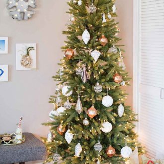 Décoration d'un appartement d'une pièce pour le nouvel an dans un style rétro