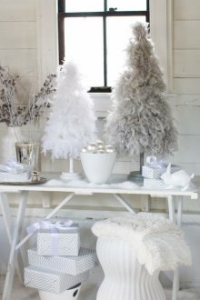 Décoration d'un appartement d'une pièce pour le nouvel an, gris-blanc