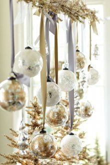 Décoration d'un appartement d'une pièce pour le nouvel an avec des boules