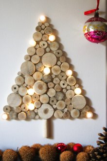 Décoration d'un appartement d'une pièce pour la nouvelle année avec des coupes