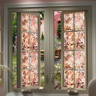 Buntglasfenster mit einem Blumenmuster im Haus