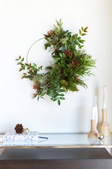 Décoration du Nouvel An de l'appartement avec une couronne