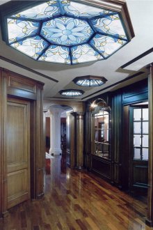 Polygonale Buntglaseinsätze in der Decke