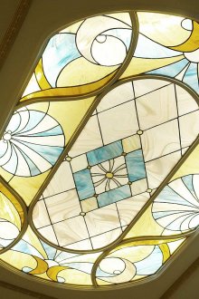 Ovale Buntglasdecke