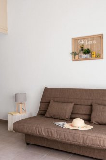 Kahverengi mobilyalı stüdyo daire
