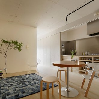 Minimalizm tarzında tek odalı bir dairenin atmosferi