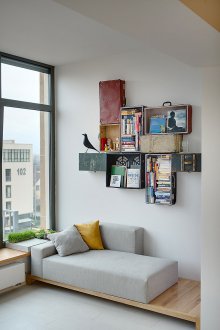 Duvar rafları ile mobilyalı stüdyo daire
