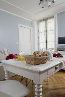 Oymalı mobilyalı bir stüdyo dairenin döşenmesi