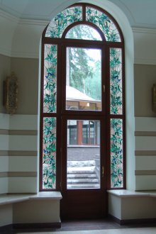 Gewölbtes Buntglas im Innenraum