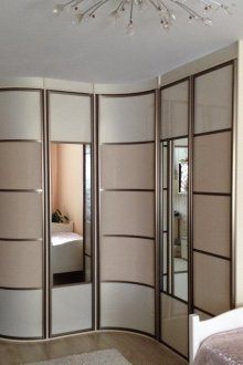 Radyal sürgü kapaklı gardırop