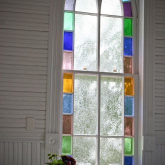 Schönes Buntglasfenster im Esszimmer