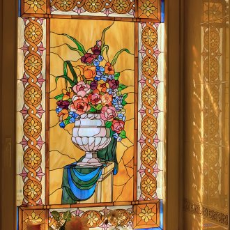 Buntglasfenster mit Blumenmuster