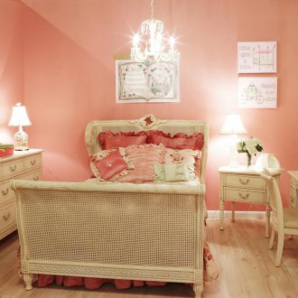 Quarto infantil em estilo provençal para menina
