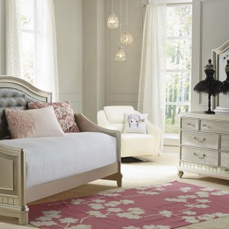 Quarto infantil estilo provençal com sofá-cama
