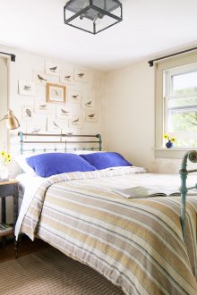 Quarto infantil em estilo provençal com pinturas