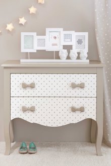 Quarto infantil em estilo provençal com uma cômoda