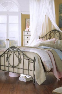 Quarto infantil estilo provençal com cama de ferro forjado