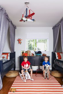 Quarto infantil estilo provençal com carpete