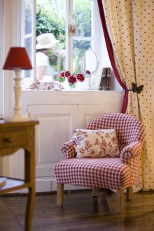 Quarto infantil estilo provençal com poltrona