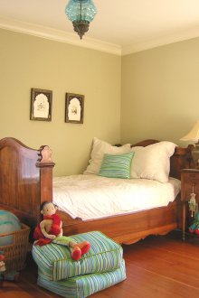 Quarto infantil em estilo provençal com móveis sólidos