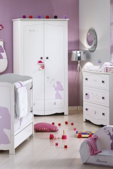 Quarto infantil em estilo provençal com móveis